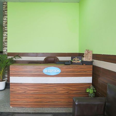 Capital O A-One Hotel Maneszar Kültér fotó