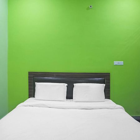 Capital O A-One Hotel Maneszar Kültér fotó