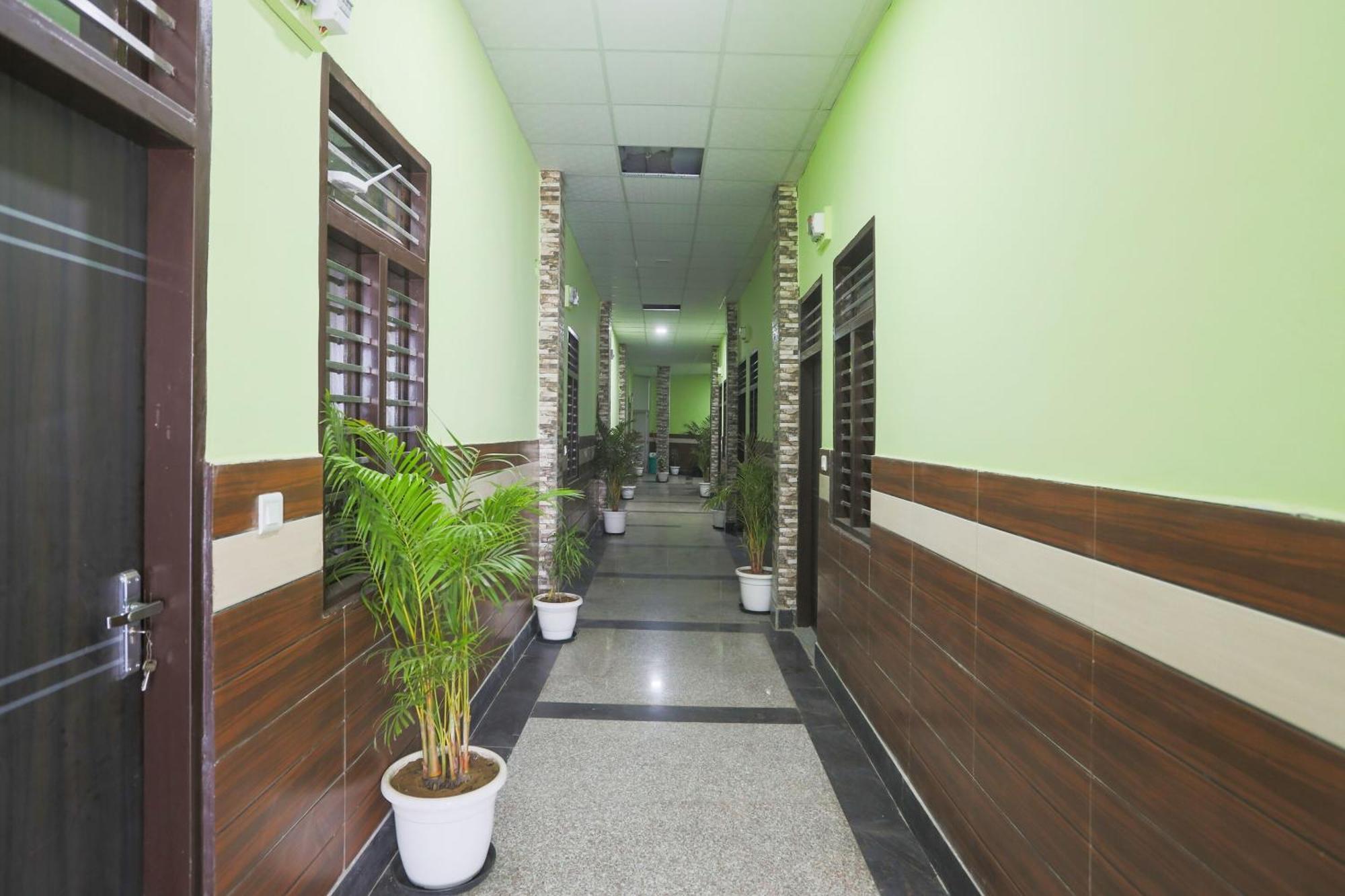 Capital O A-One Hotel Maneszar Kültér fotó