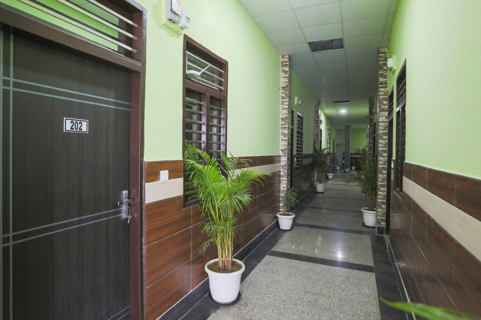 Capital O A-One Hotel Maneszar Kültér fotó