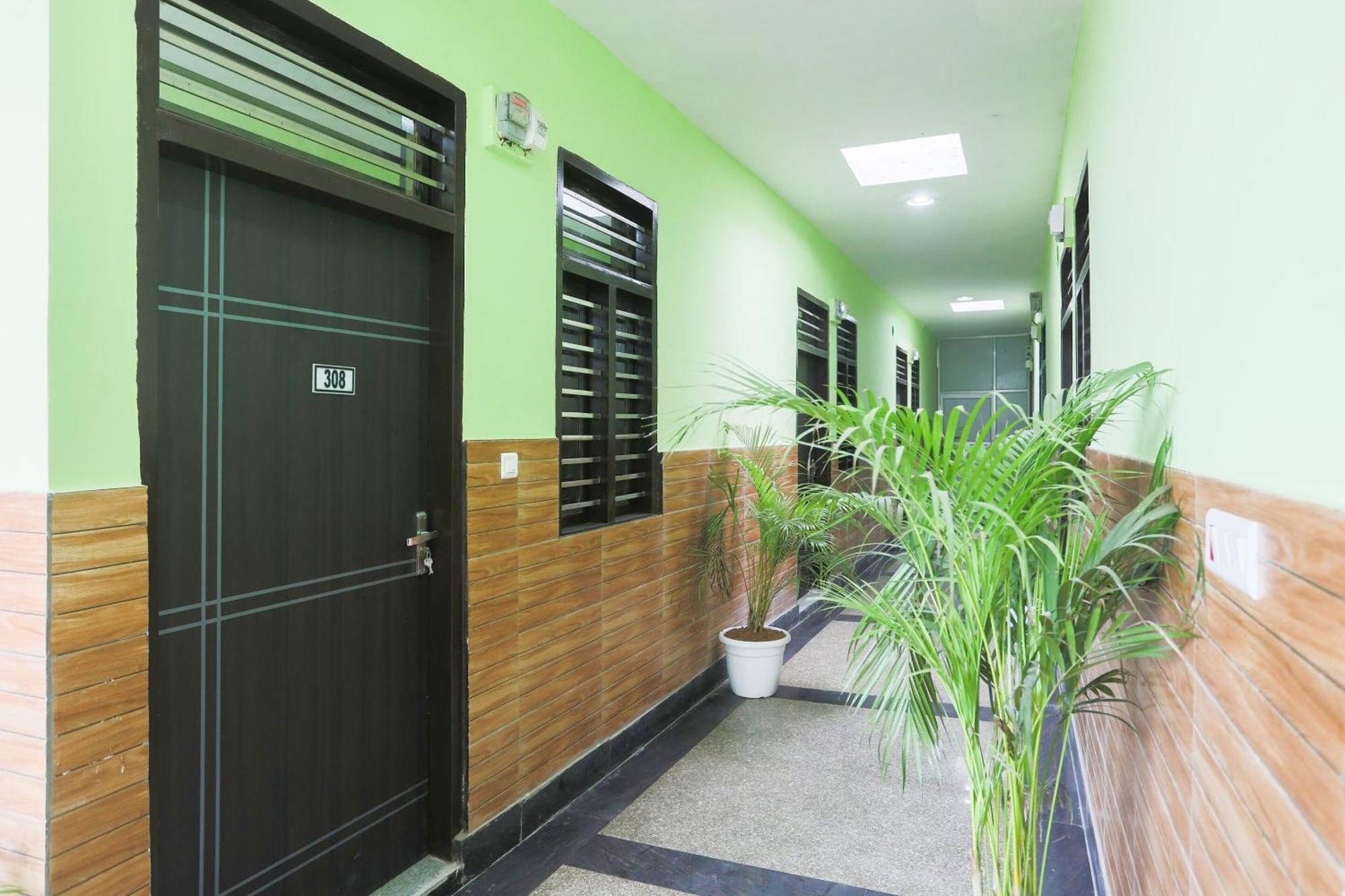 Capital O A-One Hotel Maneszar Kültér fotó